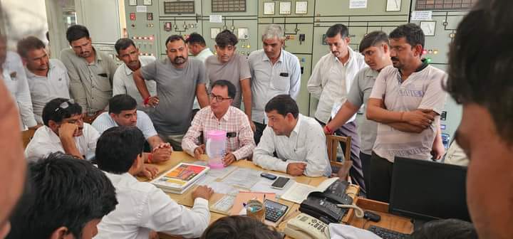 ईन्दपालसर किसानों के सहयोग से 33 केवी फिडर का समस्याओं से छुटकारा।