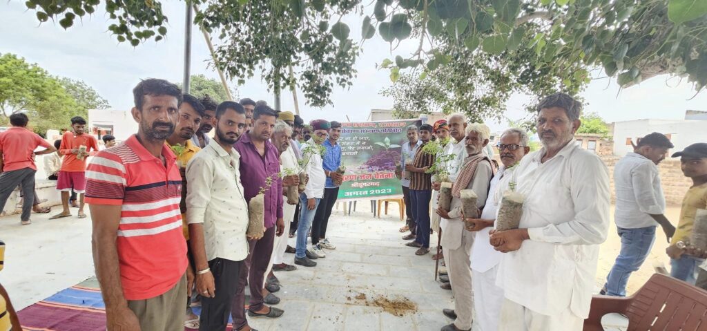 किसान ग्राम चौपाल यात्रा में समस्याएं सुनी व बांटे पौधे